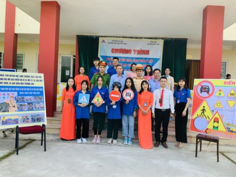 Tuyên truyền giáo dục pháp luật về trật tự ATGT cho các em học sinh tại Trường PT Nguyễn Trực