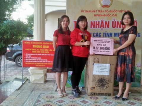 T/M nhà trường Công đoàn trường gửi tiền và một số hiện vật ủng hộ đồng bào Miền trung qua UBMTTQ huyện Quốc Oai